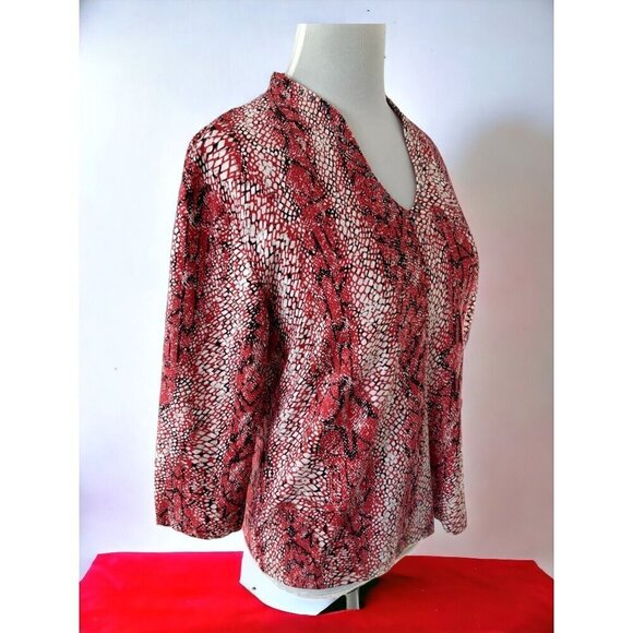 Hearts of Palm Petite red animal patterned quarter sleeve vneck blouse NEW PL - Picture 6 of 9